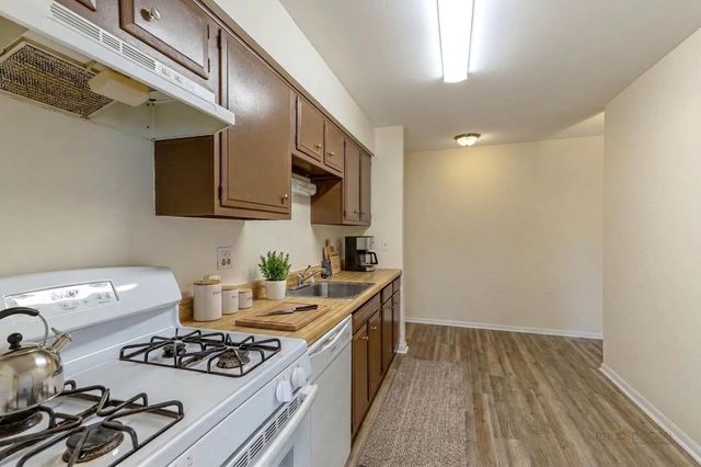 3100 Roberts Drive 5, Woodridge, IL 60517