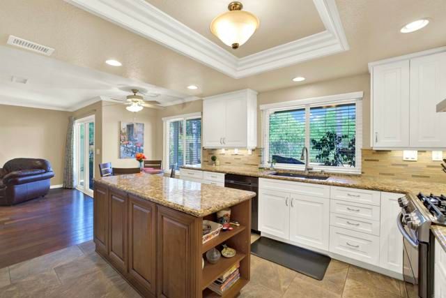 2207 Pleasantwood Lane, Escondido, CA 92026