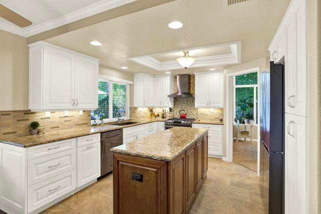 2207 Pleasantwood Lane, Escondido, CA 92026