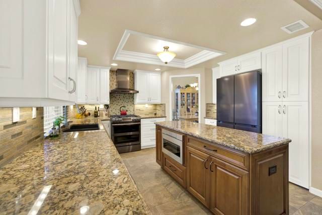 2207 Pleasantwood Lane, Escondido, CA 92026