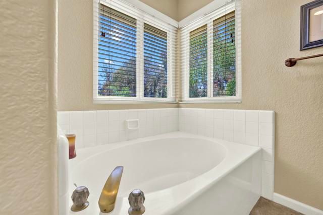 2207 Pleasantwood Lane, Escondido, CA 92026