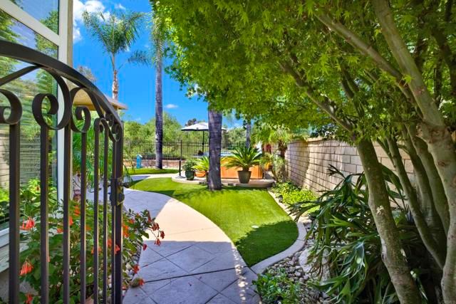 2207 Pleasantwood Lane, Escondido, CA 92026