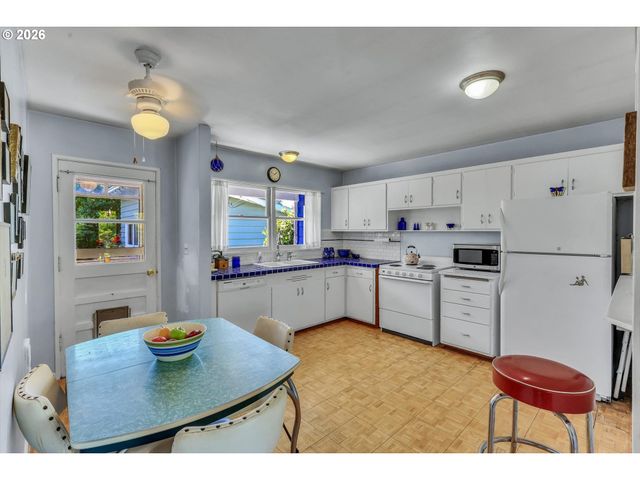 6222 Ne BEECH St, Portland, OR 97213