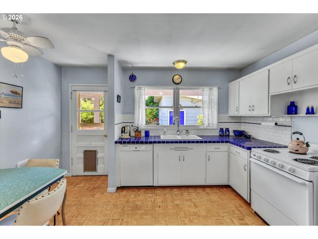 6222 Ne BEECH St, Portland, OR 97213