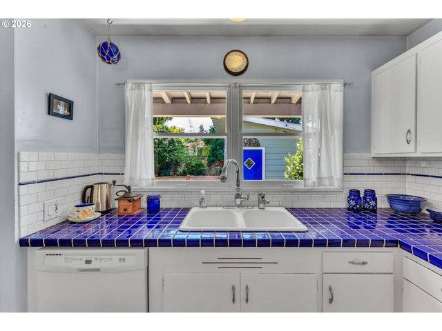 6222 Ne BEECH St, Portland, OR 97213