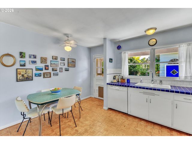 6222 Ne BEECH St, Portland, OR 97213