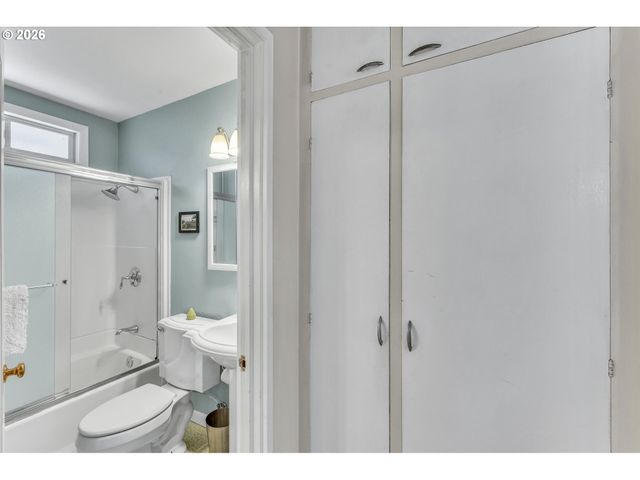 6222 Ne BEECH St, Portland, OR 97213