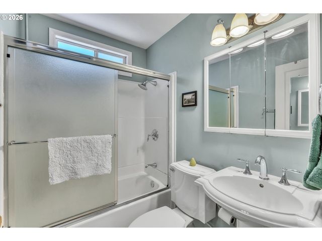 6222 Ne BEECH St, Portland, OR 97213