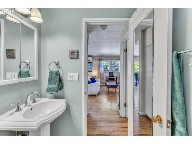 6222 Ne BEECH St, Portland, OR 97213