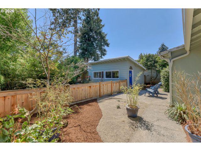 6222 Ne BEECH St, Portland, OR 97213