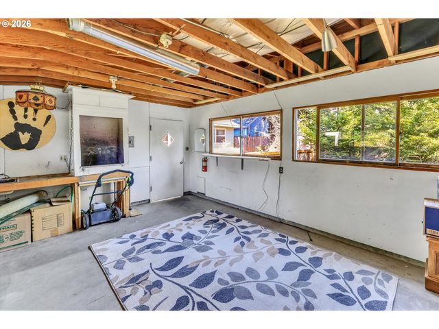 6222 Ne BEECH St, Portland, OR 97213
