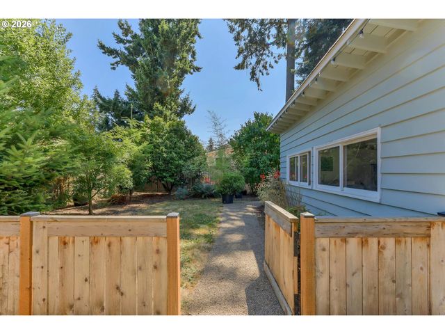 6222 Ne BEECH St, Portland, OR 97213