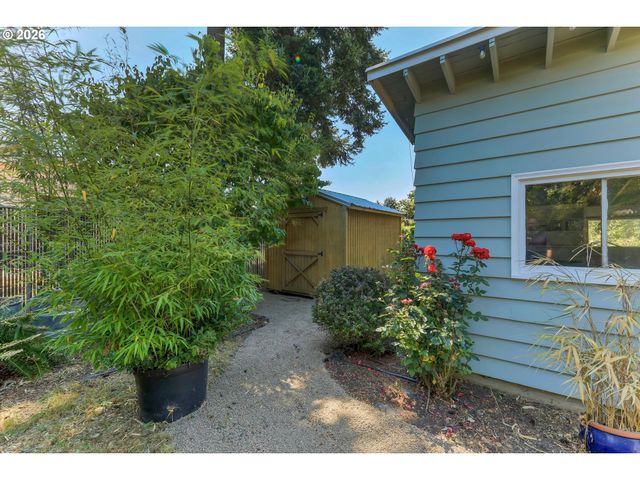 6222 Ne BEECH St, Portland, OR 97213