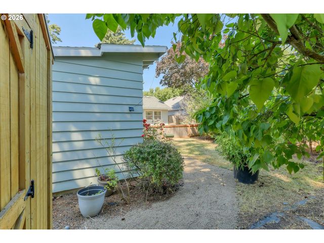 6222 Ne BEECH St, Portland, OR 97213