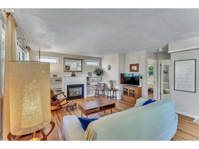 6222 Ne BEECH St, Portland, OR 97213