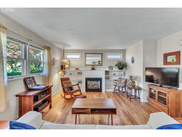 6222 Ne BEECH St, Portland, OR 97213