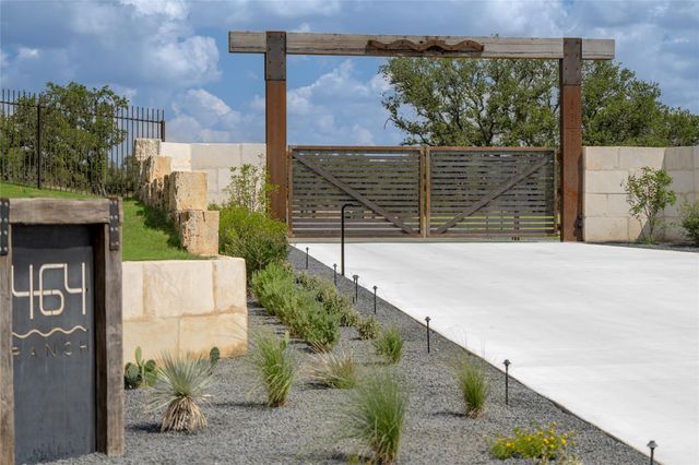 30 Coastal LOOP, Johnson City, TX 78636