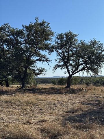 30 Coastal LOOP, Johnson City, TX 78636