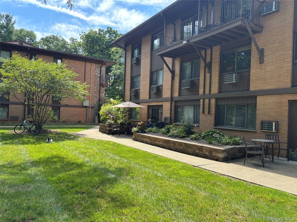 10 Oakwood Terrace 37, New Windsor, NY 12553 — photo 2