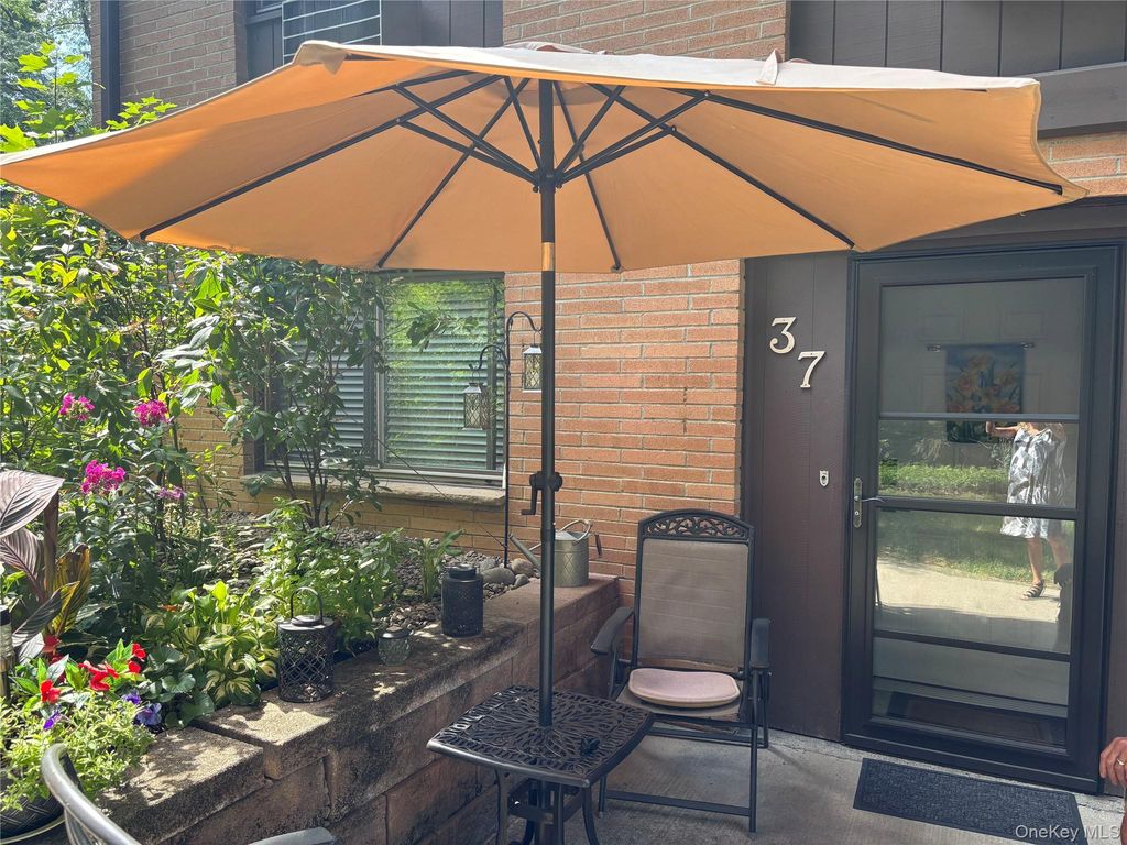 10 Oakwood Terrace 37, New Windsor, NY 12553 — photo 3