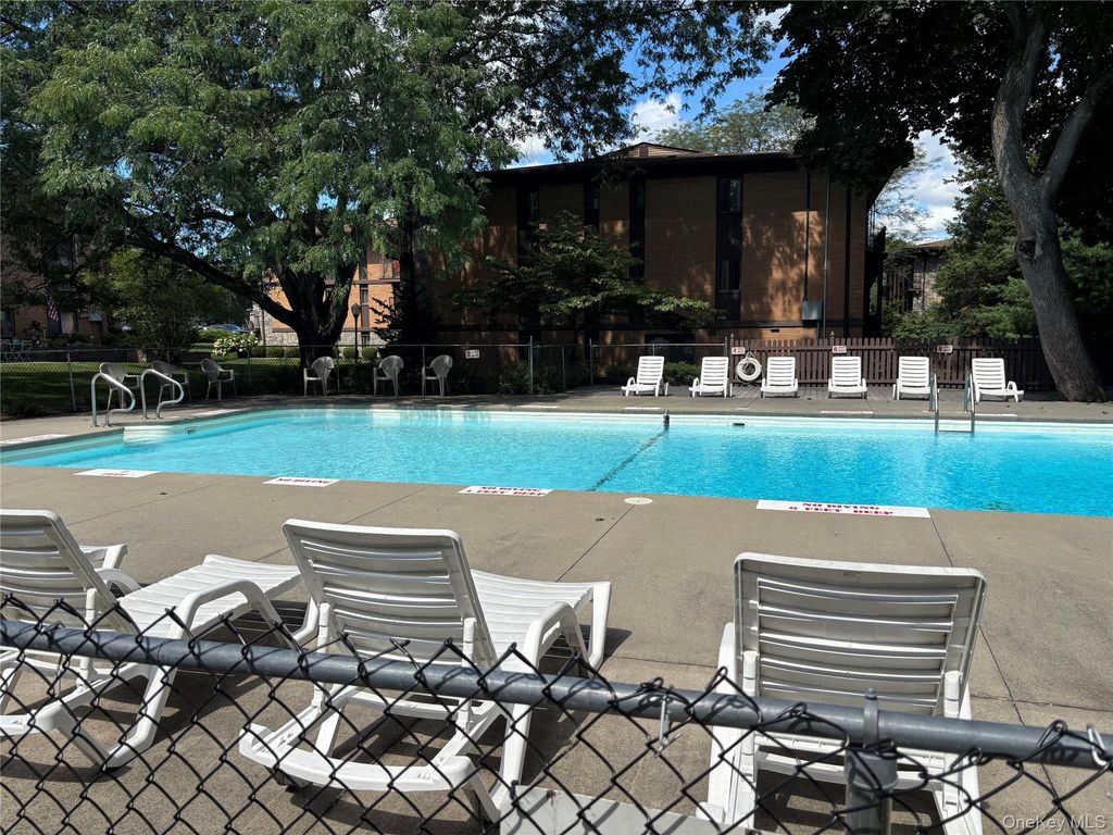 10 Oakwood Terrace 37, New Windsor, NY 12553 — photo 4
