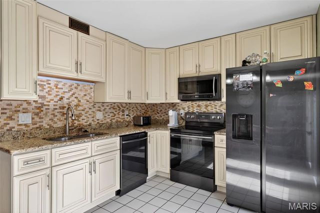 4262 Eiffel Drive, St George, MO 63125