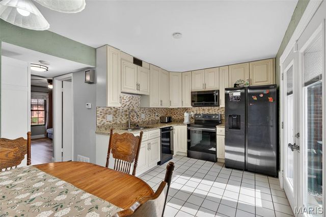 4262 Eiffel Drive, St George, MO 63125