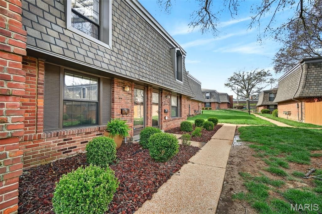 4262 Eiffel Drive, St George, MO 63125