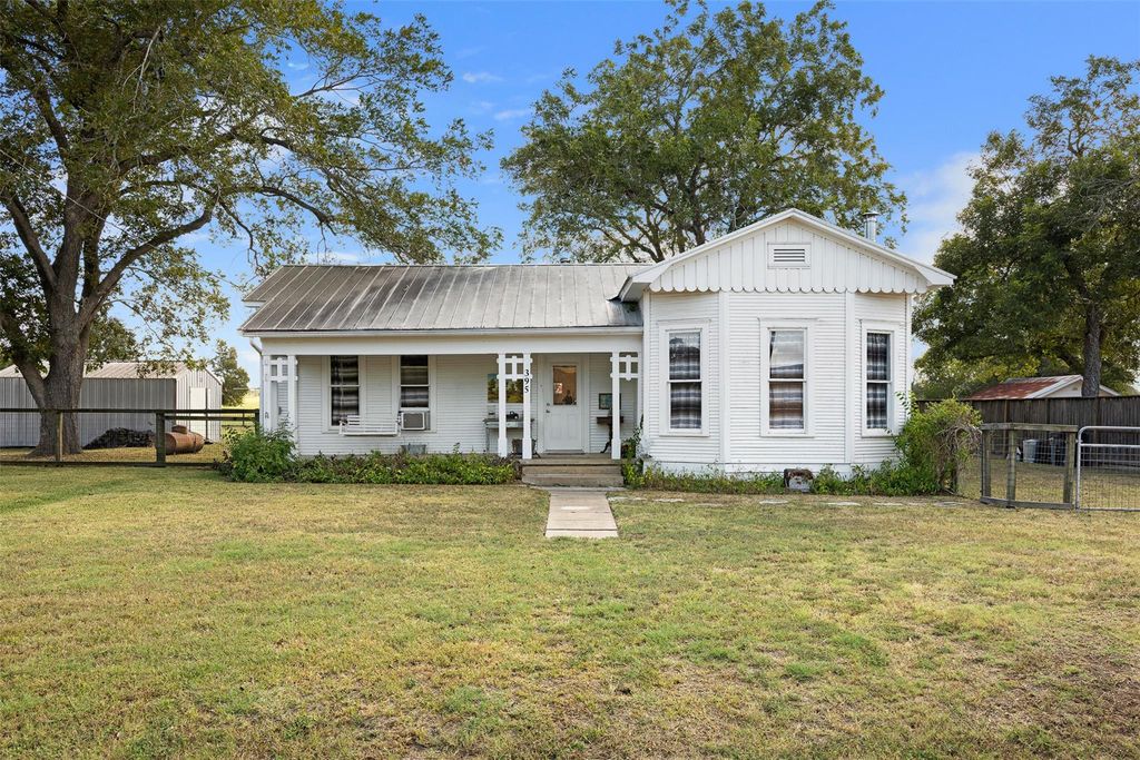 395 Centennial ST, Carmine, TX 78932