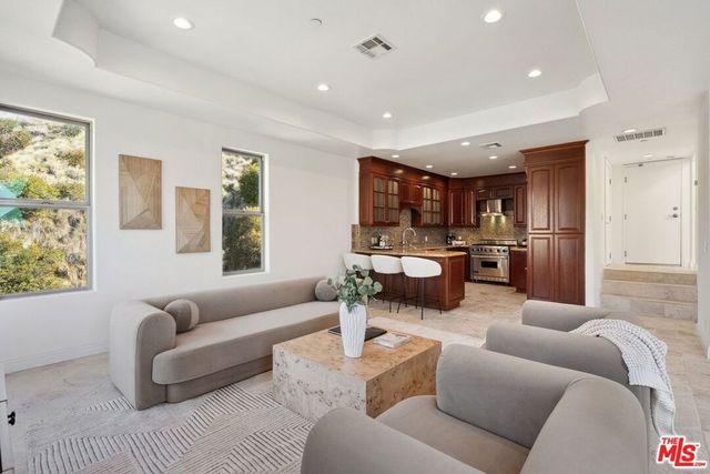 8031 Floral Avenue, Los Angeles, CA 90046