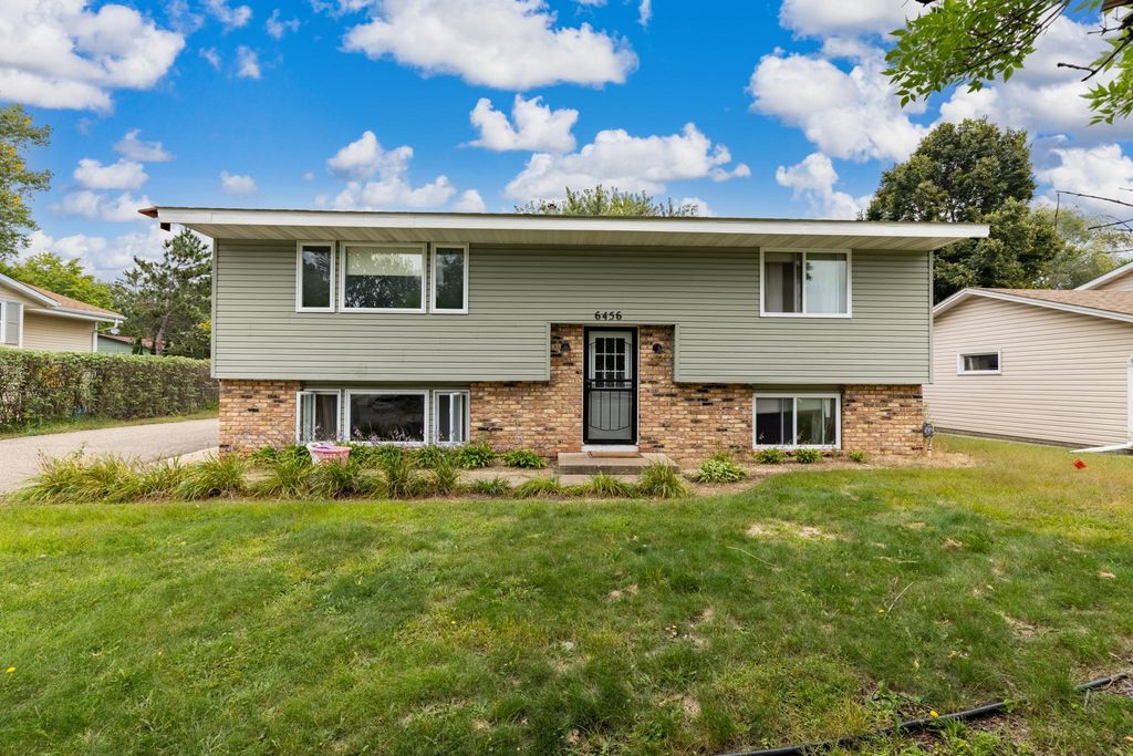6456 Edgewood Avenue N, Brooklyn Park, MN 55428