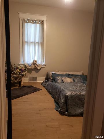 212 44TH Street, Moline, IL 61265