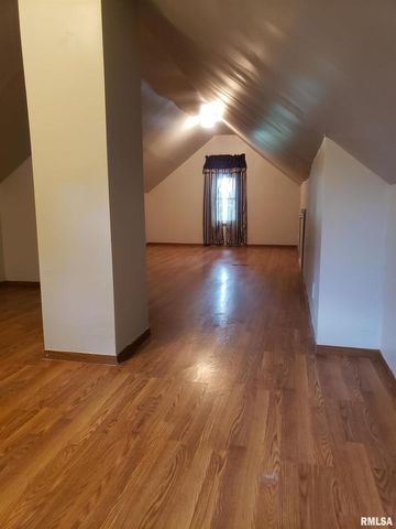 212 44TH Street, Moline, IL 61265