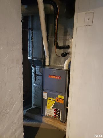 212 44TH Street, Moline, IL 61265