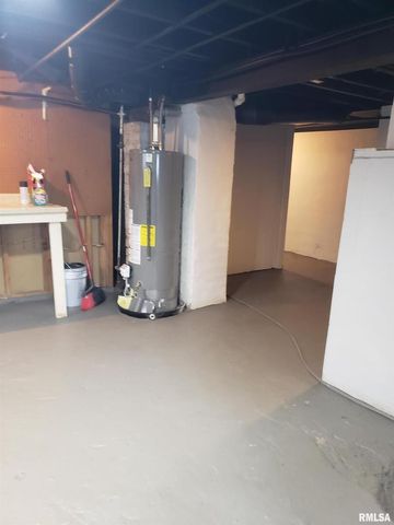 212 44TH Street, Moline, IL 61265