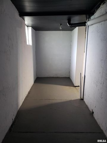 212 44TH Street, Moline, IL 61265