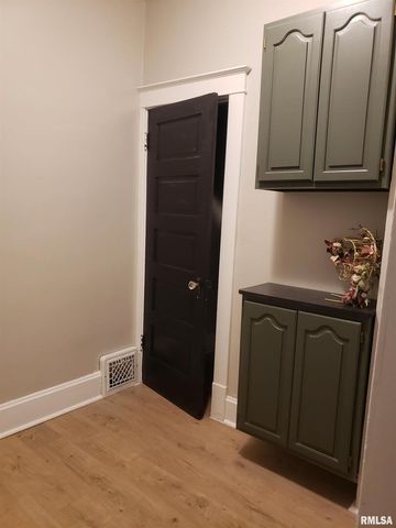 212 44TH Street, Moline, IL 61265