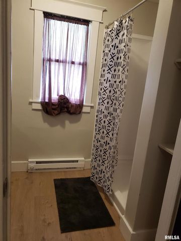 212 44TH Street, Moline, IL 61265