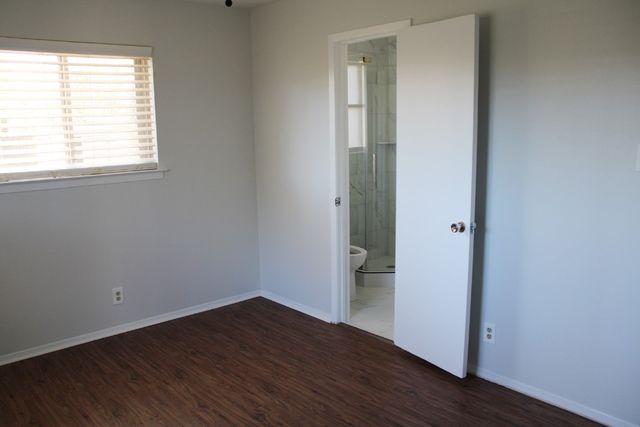 124 Oakhurst Drive, Bedford, TX 76022