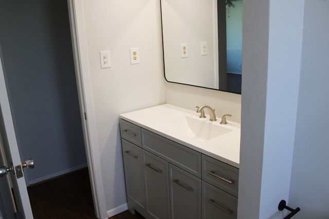 124 Oakhurst Drive, Bedford, TX 76022