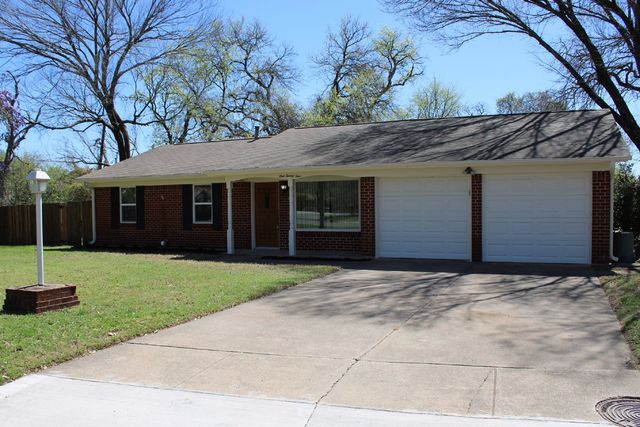124 Oakhurst Drive, Bedford, TX 76022