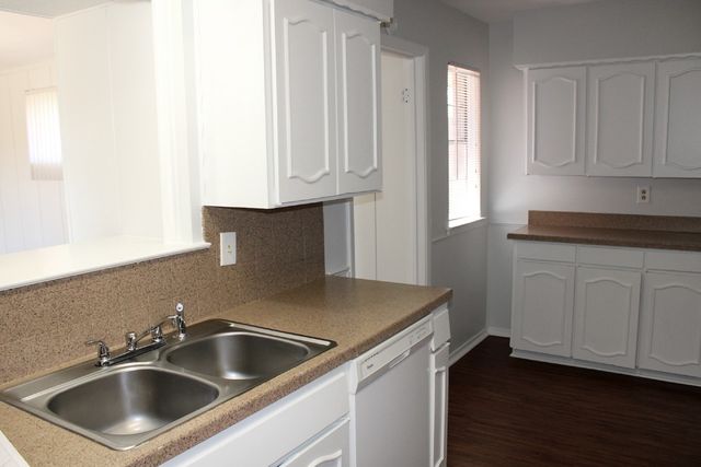 124 Oakhurst Drive, Bedford, TX 76022