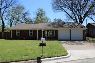124 Oakhurst Drive, Bedford, TX 76022