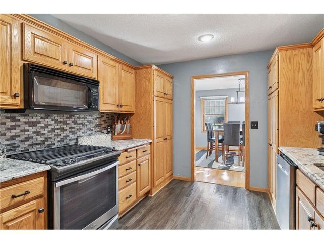 582 Country Oaks Lane, River Falls, WI 54022