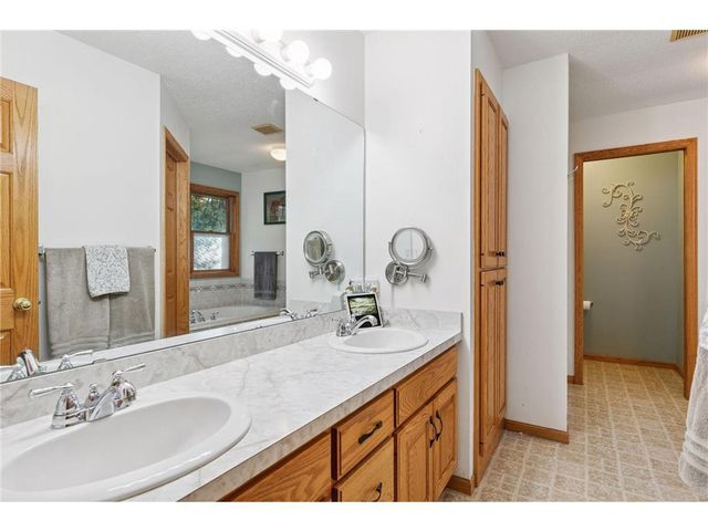 582 Country Oaks Lane, River Falls, WI 54022