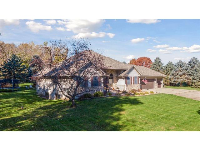 582 Country Oaks Lane, River Falls, WI 54022