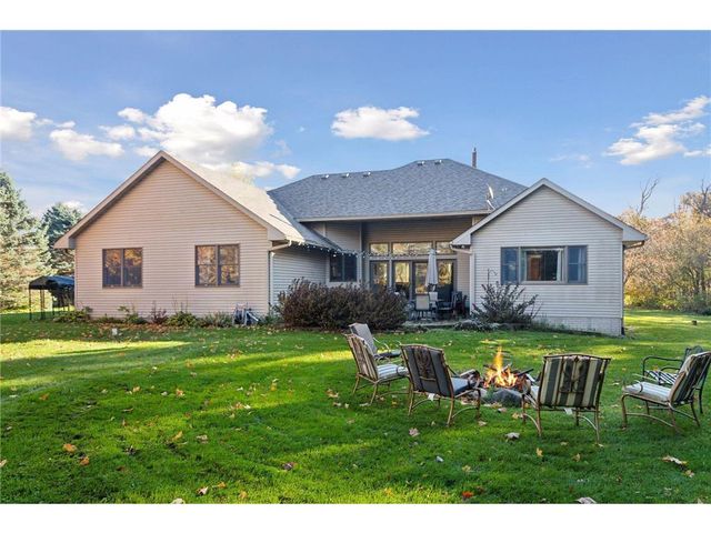 582 Country Oaks Lane, River Falls, WI 54022