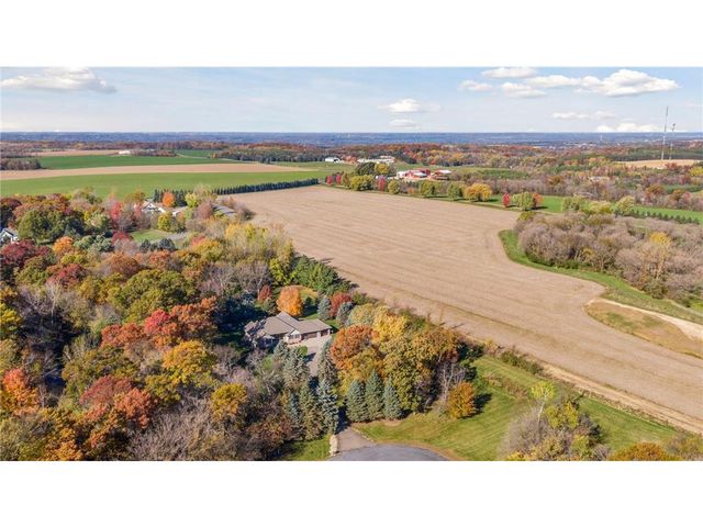 582 Country Oaks Lane, River Falls, WI 54022