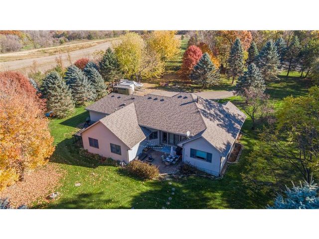 582 Country Oaks Lane, River Falls, WI 54022