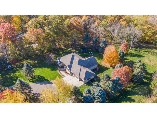 582 Country Oaks Lane, River Falls, WI 54022